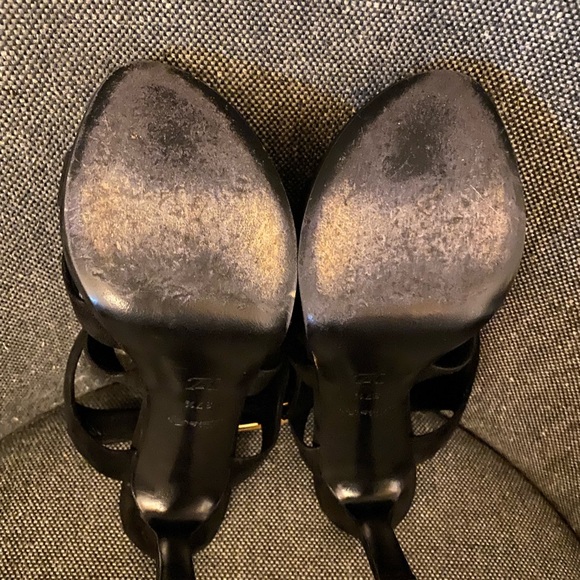 Louis Vuitton Lock Me Sandal in Noir - Picture 3 of 8